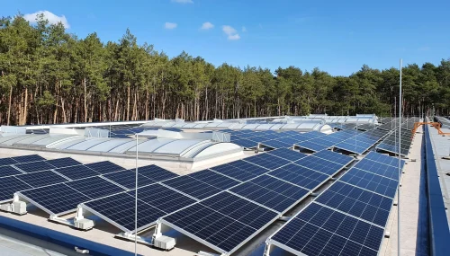 Solaranlage auf Dach eines Industriegebäudes