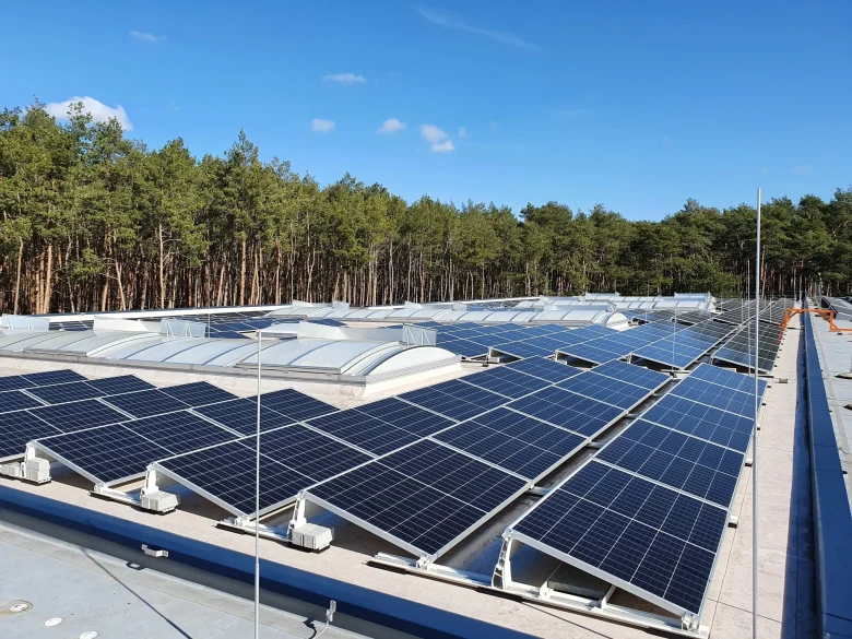 Solaranlage auf Dach eines Industriegebäudes