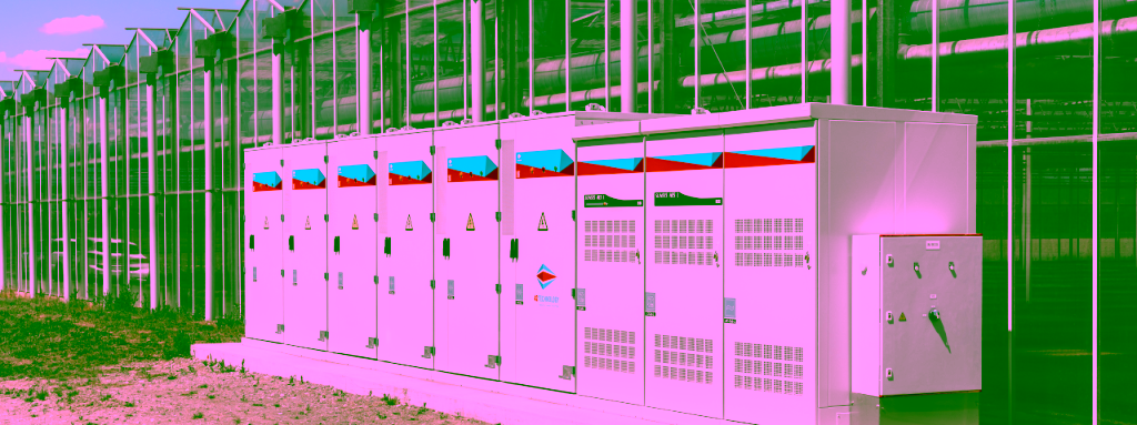 Grosser Batteriespeicher vor Gewächshaus im Seeland