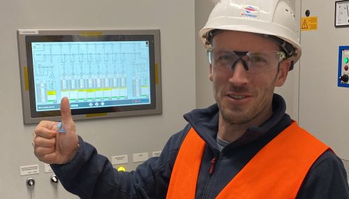 Ingenieur zeigt Daumen hoch nach erfolgreichem SAT Site Acceptance Test