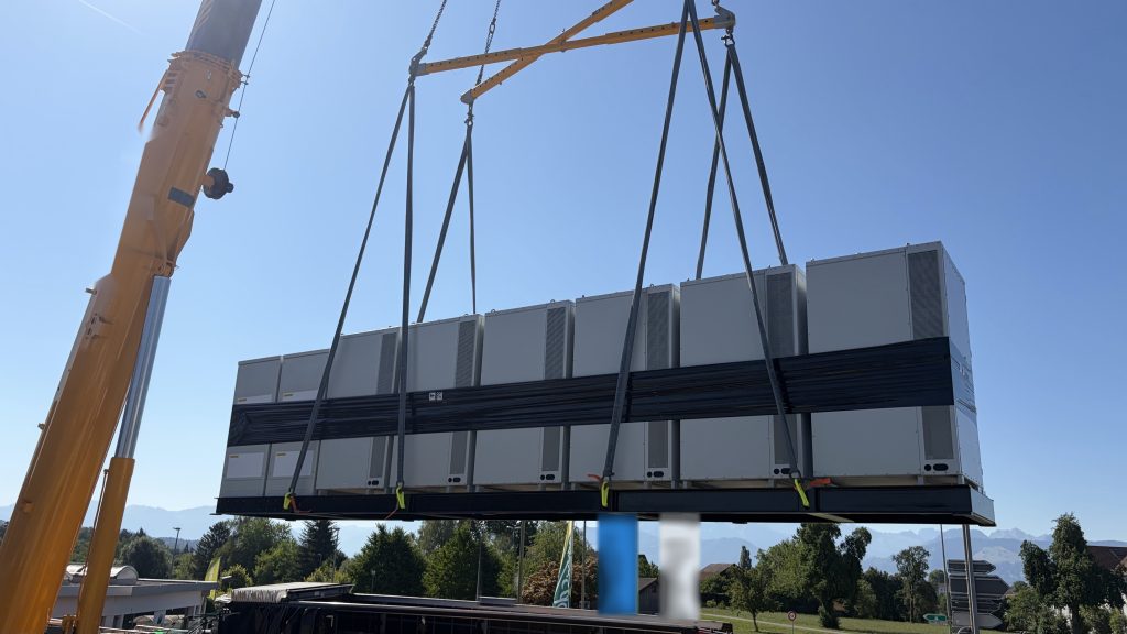 Batterie wird mit einem leistungsfähigen Kran vom LKW gehoben und an den Standort gebracht